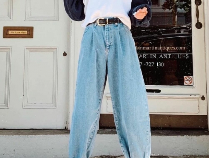 style vestimentaire ado jeans maman combinés avec une blouse nike
