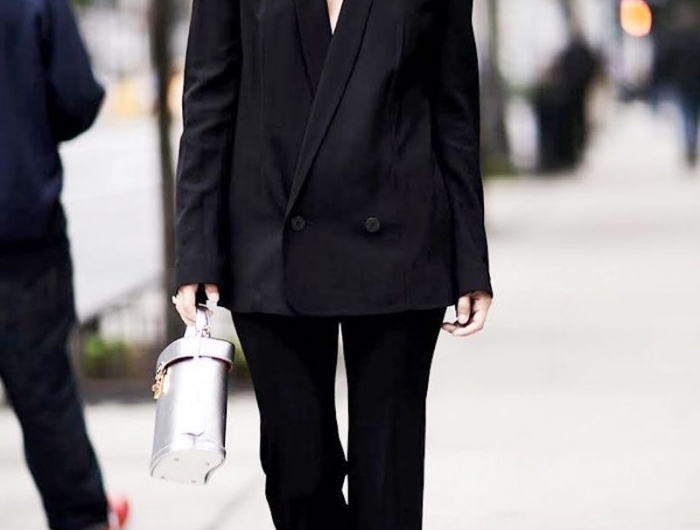 style vestimentaire femme tailleur noir stylé sac à main argenté