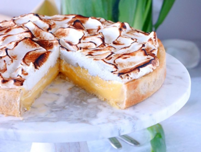 tarte au citron meringuée présentoir à gâteaux tulipe déco