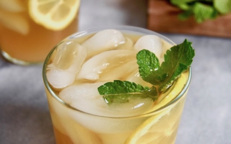 tasse de thé à la menthe sirop et jus de citron glaçons