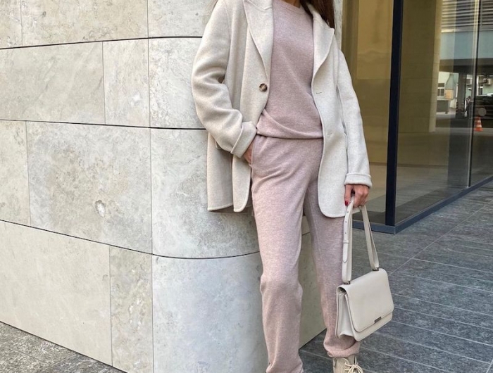 tendance automne 2021 tenue en rose poudré bottines beiges veste grise