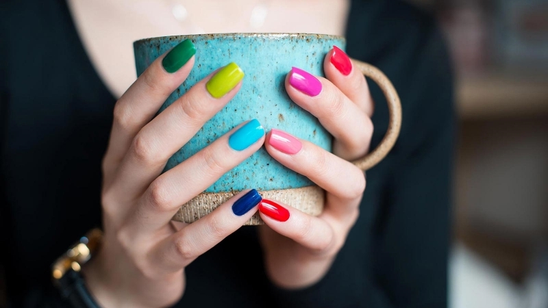 tendance ongles 2021 différent vernis sur chaque doit idée manucure tendance ongles 2021 différent vernis sur chaque doit idée manucure
