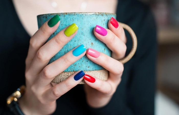 tendance ongles 2021 différent vernis sur chaque doit idée manucure