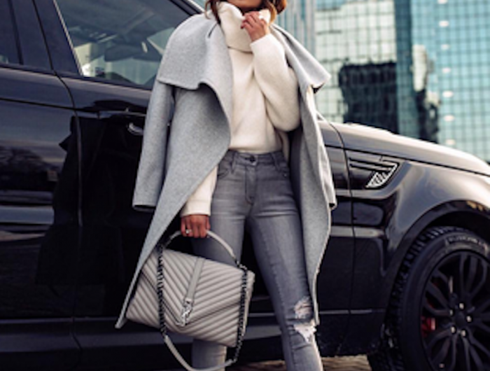 tenue chic femme jean déciré en gris pull blanc manteau gris talons hauts