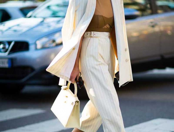 tenue classe femme en tailleur blanc avec sandales beiges