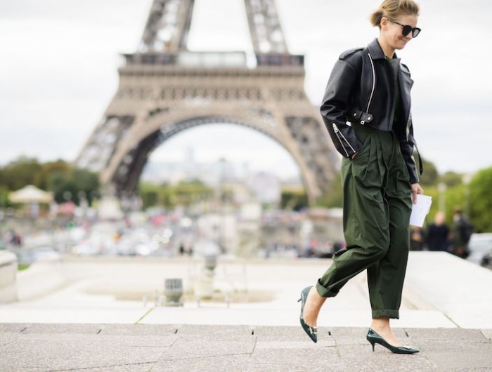tenue stylée femme au pantalon et chaussures verts perfecto en cuir