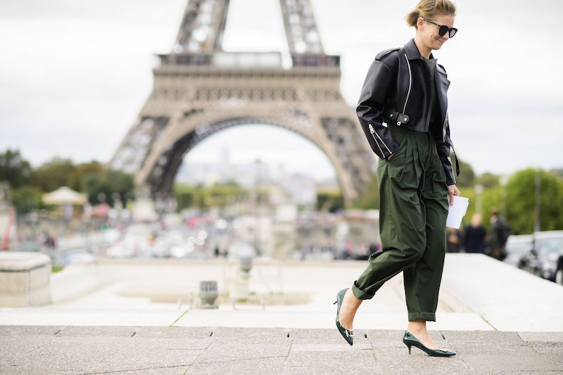 tenue stylée femme au pantalon et chaussures verts perfecto en cuir