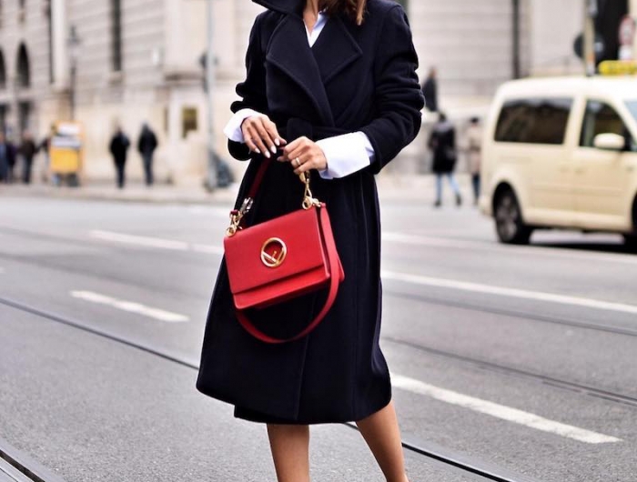 tenue stylée femme en manteau chic en noir avec accessoires en rouge