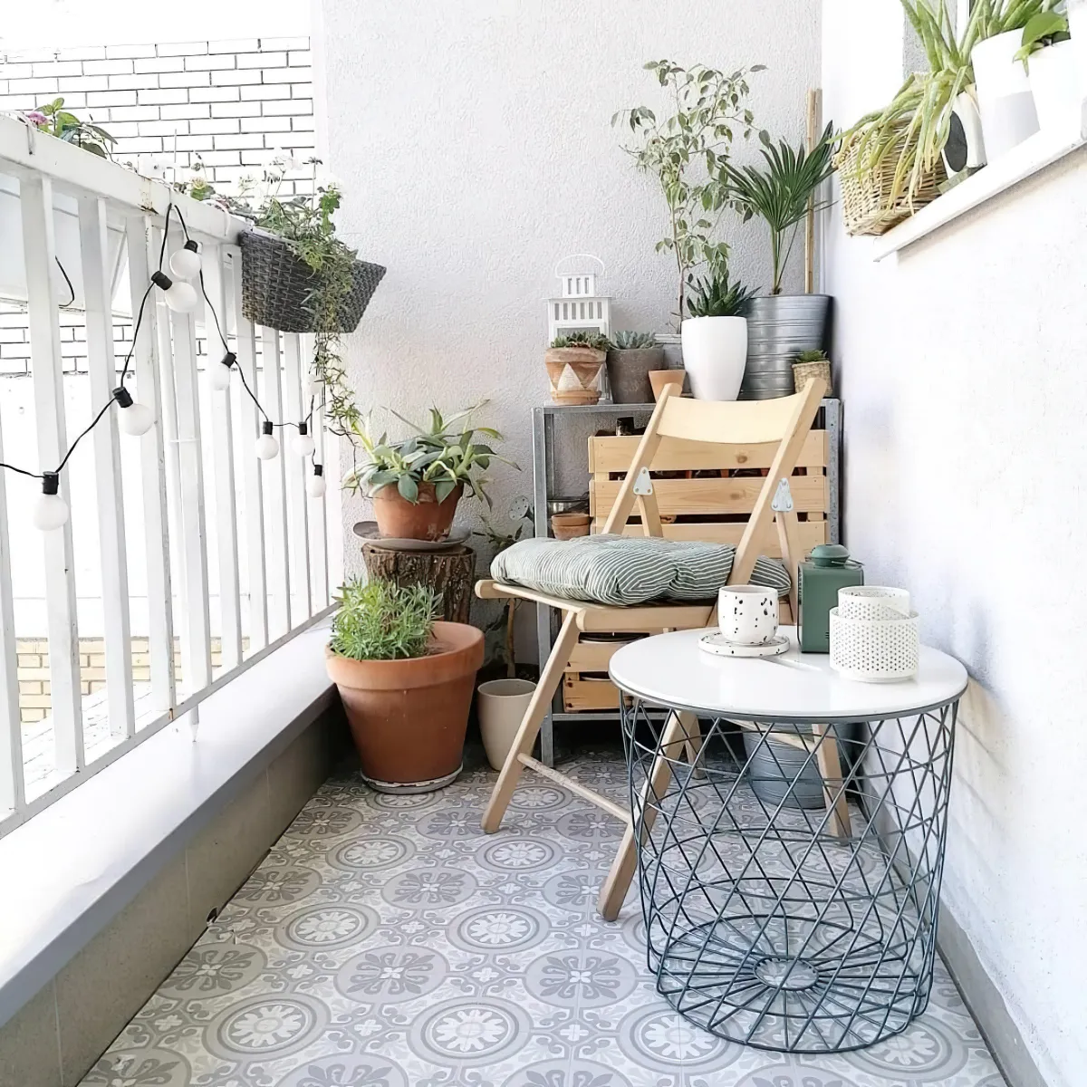 terrasse en blanc et en gris clair plantes et coin cafe