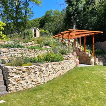terrasses en pierres naturelles pour un jardin en pente pelouse verte