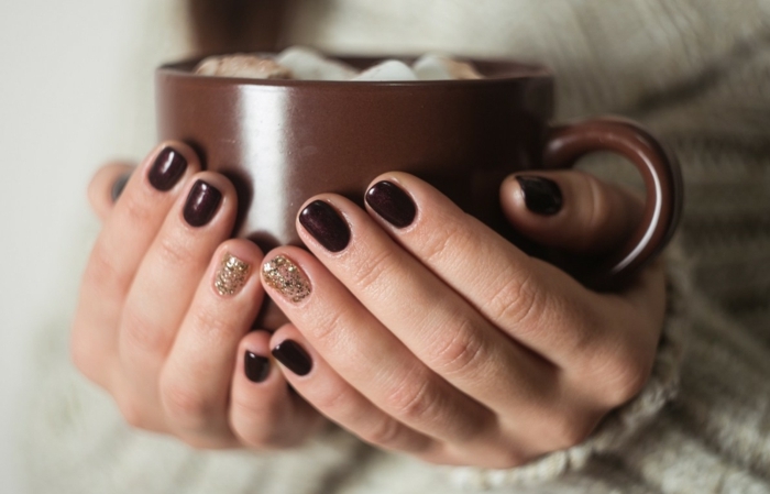 vernis marron une tasse de chocolat dans une mains à ongles marrons