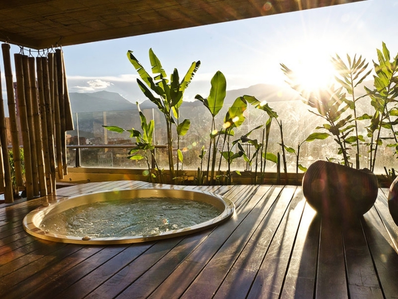 vue bambou décor amenager une terrasse avec un spa revetement sol extérieur