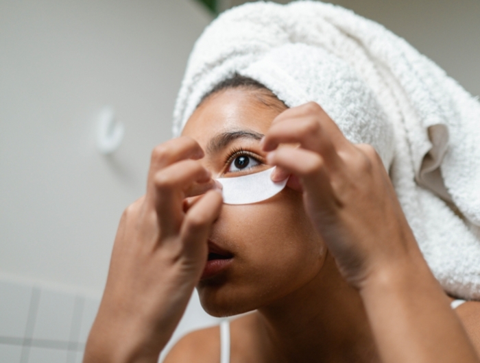 anti cerne naturel une fille qui soigne les poches sous ses yeux