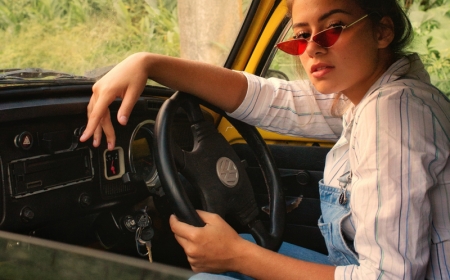 assurance auto jeune conducteur une fille dans sa voiture
