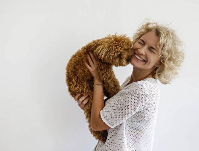 assurance comment choisir une assurance animal femme aux cheveux frises blond