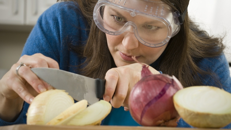 trick not to cry when cutting onions woman with ski goggles