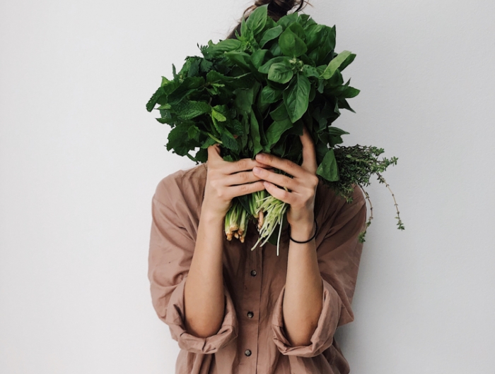 basilic conservation une femme qui tient un bouquet de feuilles de basilic