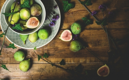 bienfaits de la figue des figues parsemées sur une table de bois