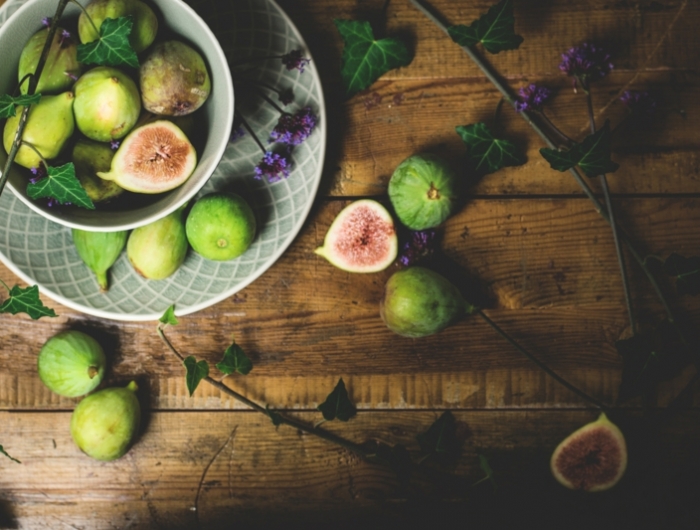 bienfaits de la figue des figues parsemées sur une table de bois
