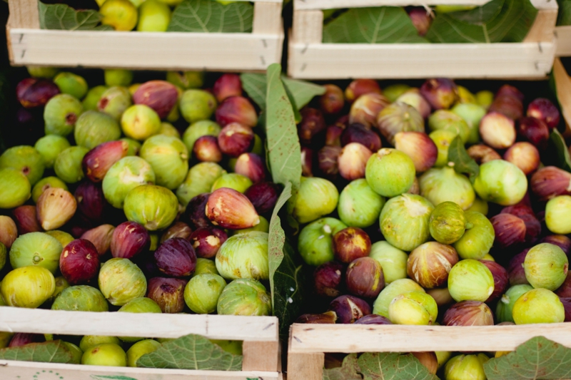 bienfaits de la figue un tas de figues au marché