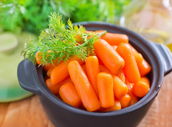 blanchir carotte une casserole remplie de petites carottes blanchies