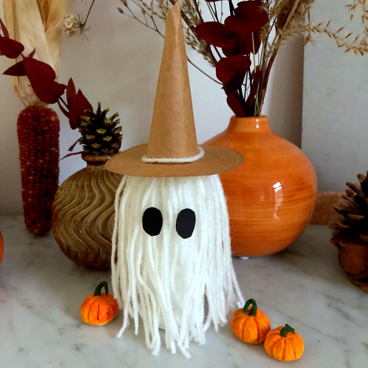 bricolage halloween a faire soi meme a la maison un esprit blanc avec un chapeau en carton