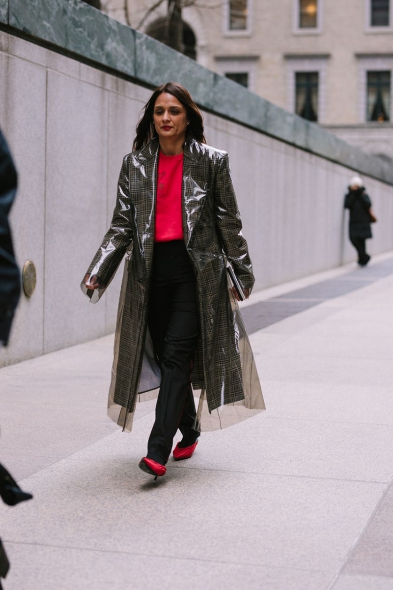 chaussures rouges talons vetement de pluie femme manteau pluie