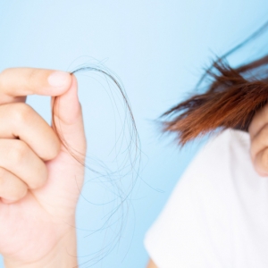 Тraitement naturel anti-chute pour cheveux de femme - remèdes grand-mère