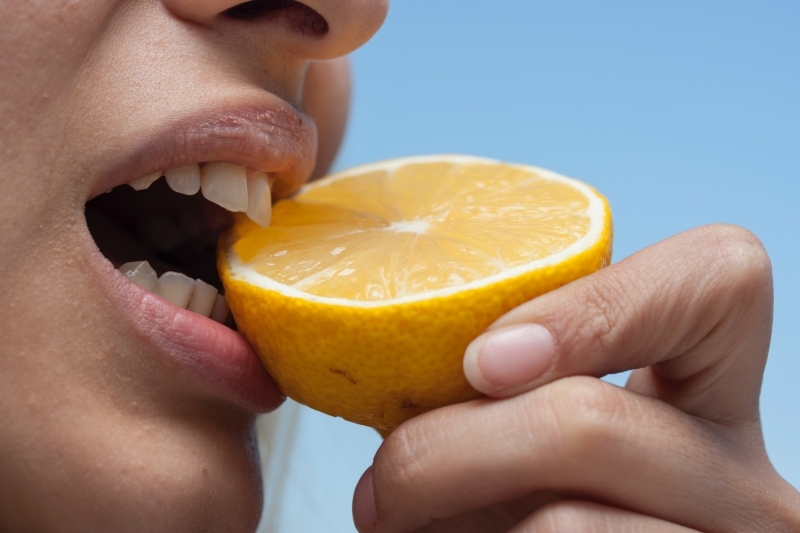 comment blanchir les dents avec pelures de citron astuces