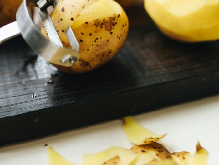 comment conserver des pommes de terre épluchée éplucher des pommes de terre sur une plaque noire