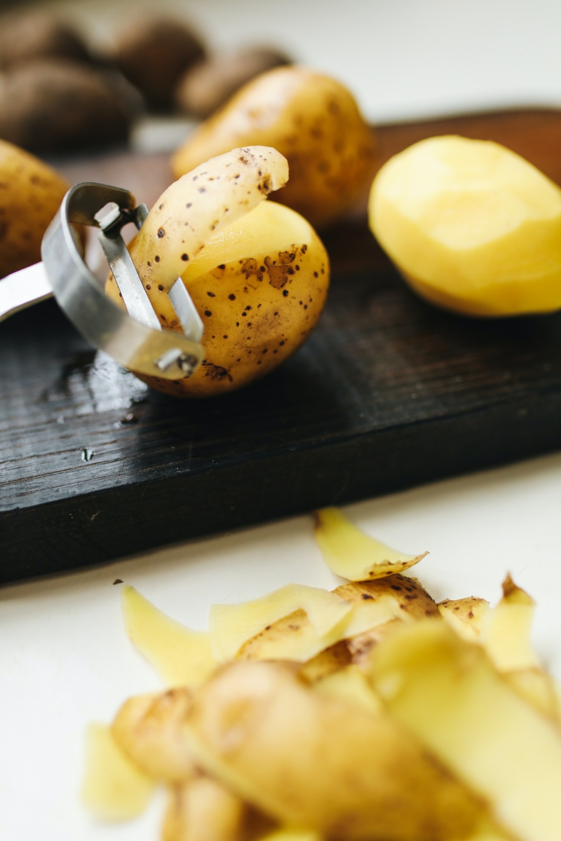 comment conserver des pommes de terre épluchée éplucher des pommes de terre sur une plaque noire