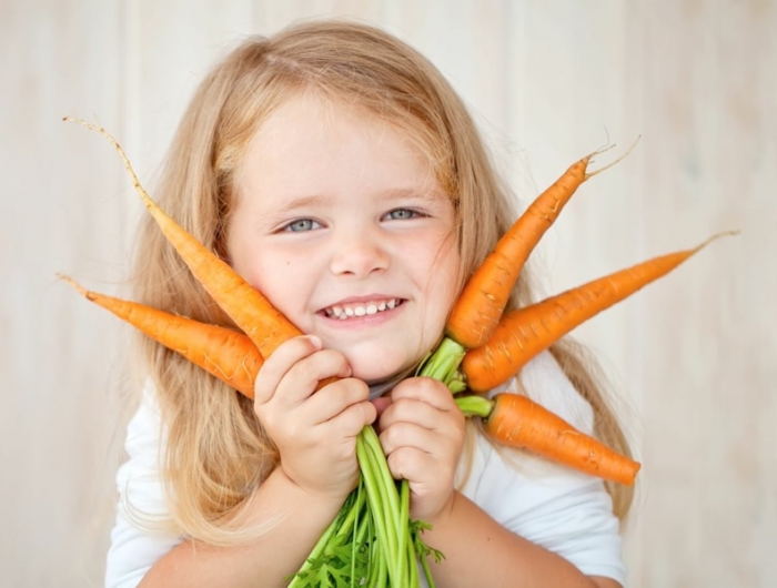 comment conserver les carottes une fille qui tient des carottes dans ses mains