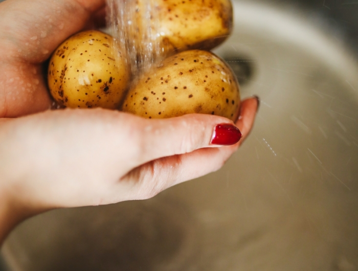 comment conserver les pommes de terre laver les pommes de terres sous le robinet