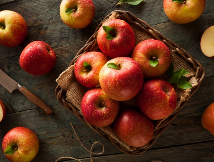 comment conserver les pommes un panier rempli de pommes rouges de type fuji