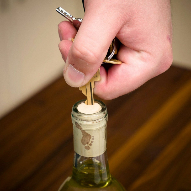 comment déboucher une bouteille sans tire bouchon utilise une clé pour ouvrir la bouteille