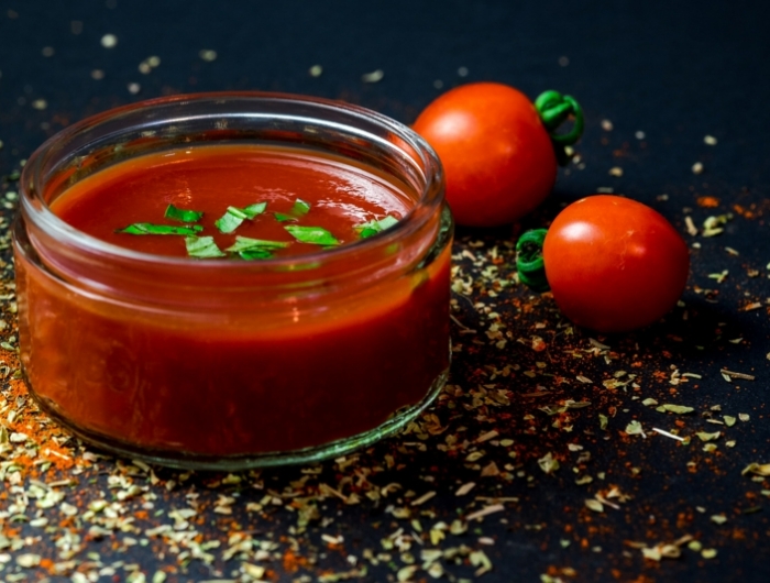 comment enlever les cernes en 5 minutes mélange de tomate et de citron