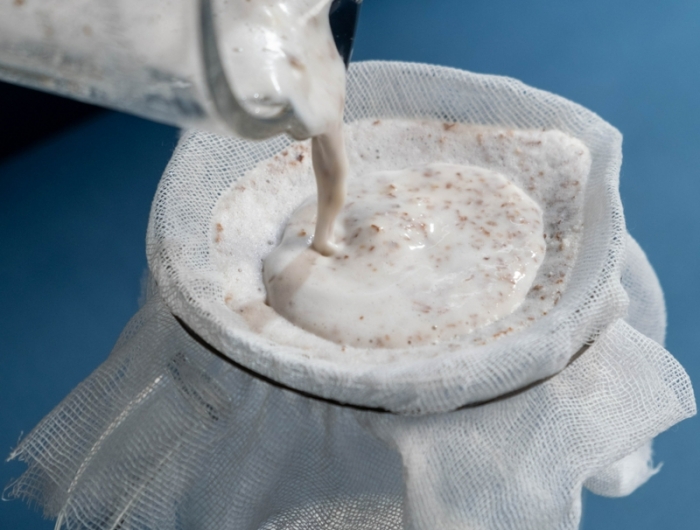 comment est fait le lait d amande verser le lait dans un broc