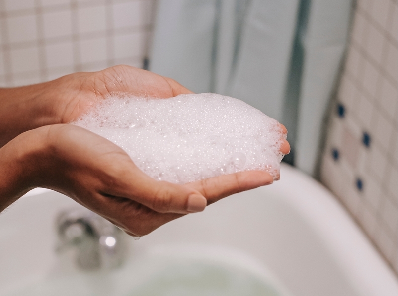 comment laver des baskets eau savonneuse nettoyage léger astuce
