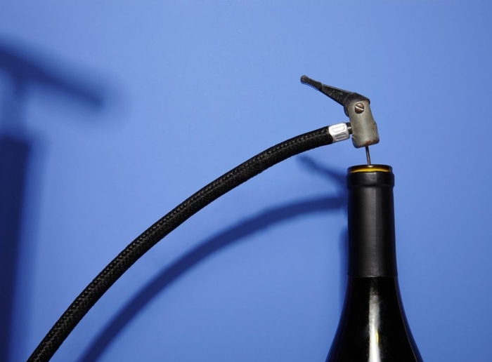 comment ouvrir une bouteille de vin utiliser une pompe à vélo