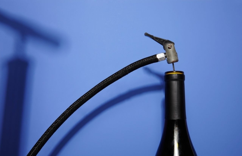 comment ouvrir une bouteille de vin utiliser une pompe à vélo