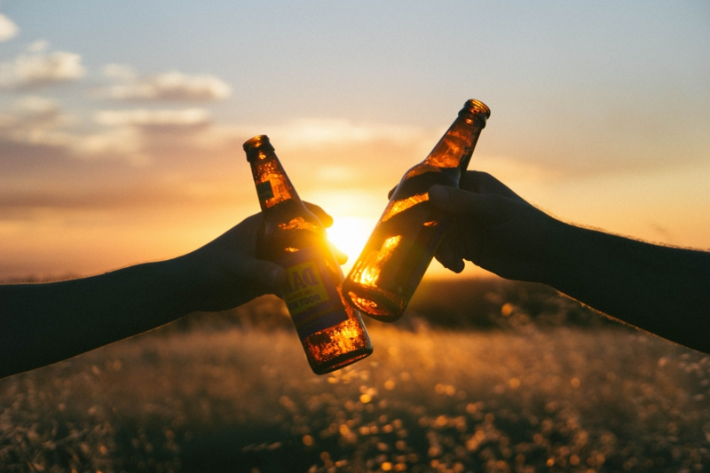 comment vider son ventre des gaz deux bouteilles de bière au coucher du soleil