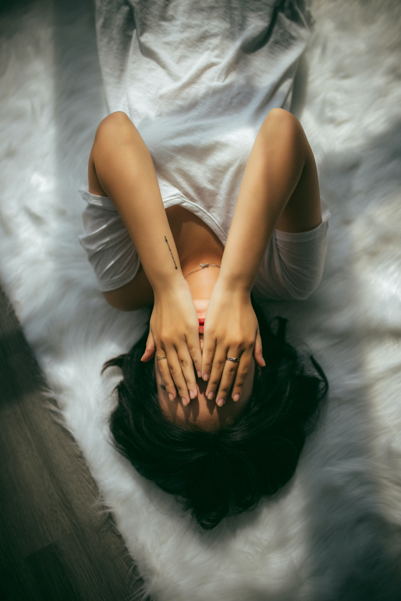 complément alimentaire chute cheveux une femme stressée allongée sur son lit