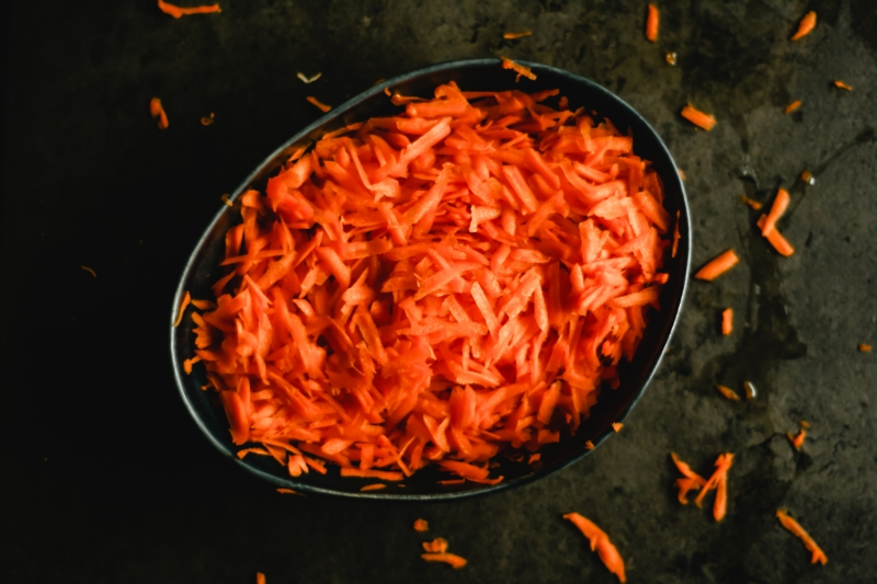 Comment faire des carottes râpées ? 3 méthodes - Pratiks