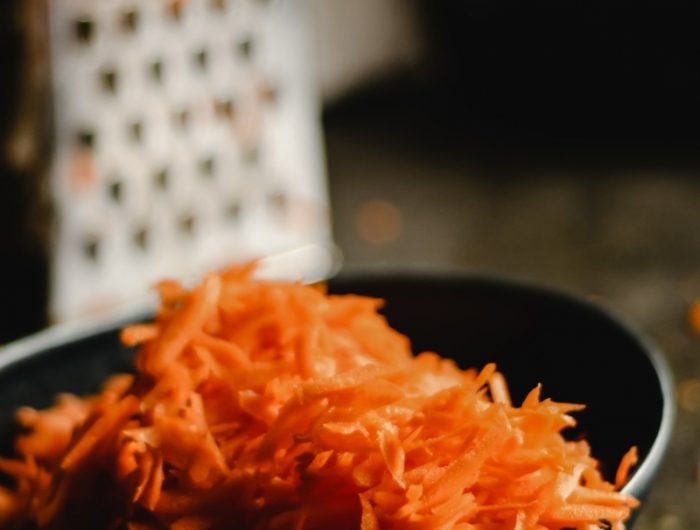 conservation carottes rapées râper des carottes dans un bol noir
