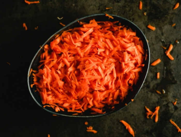 conservation carottes rapées un bol noir rempli de carottes râpées