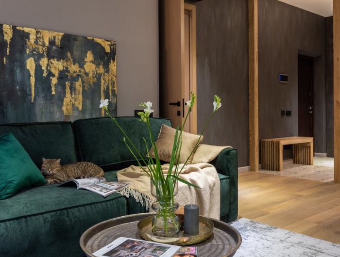 couelur tendance 2021 peinture salon de luxe canapé en vert bouteille mur taupe