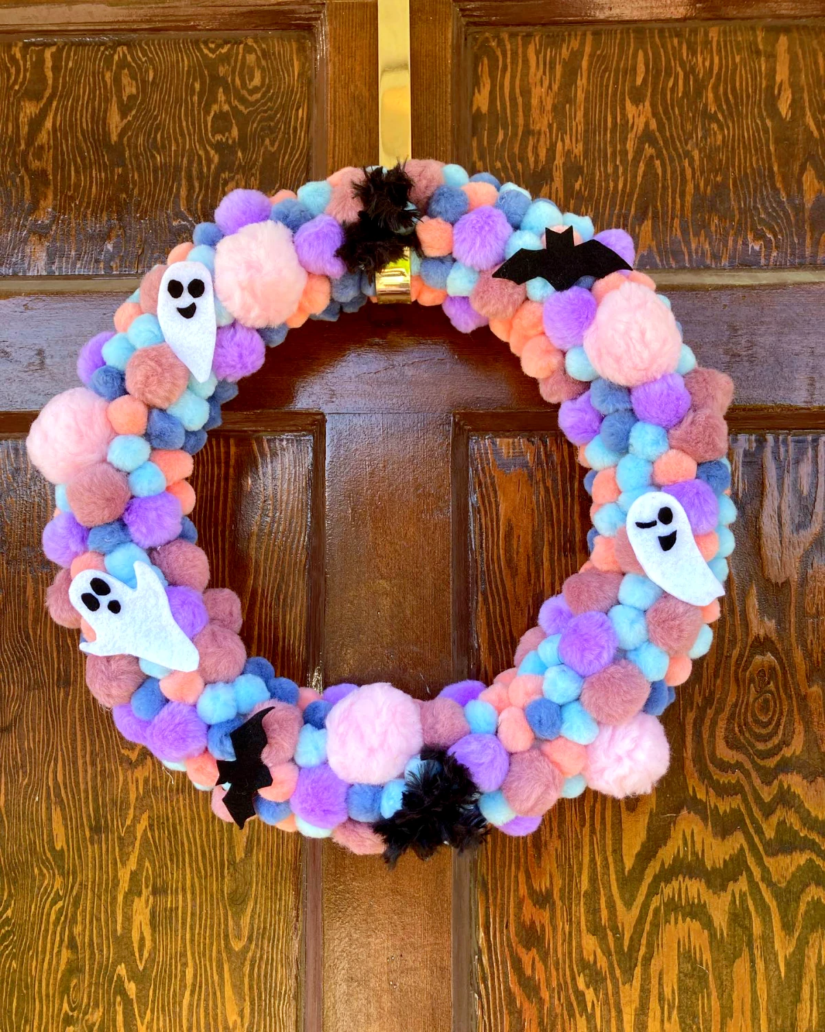 couronne de halloween mignone avec des couleurs pastels