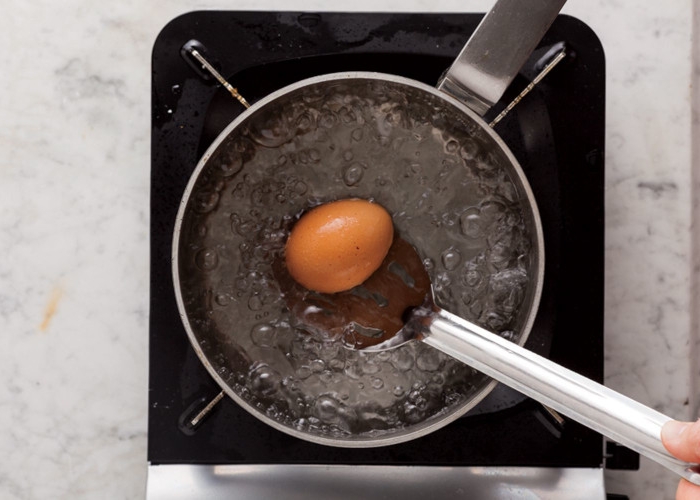 cuisson oeuf à la coque eau bouillante dans une casserole en acier inoxydable