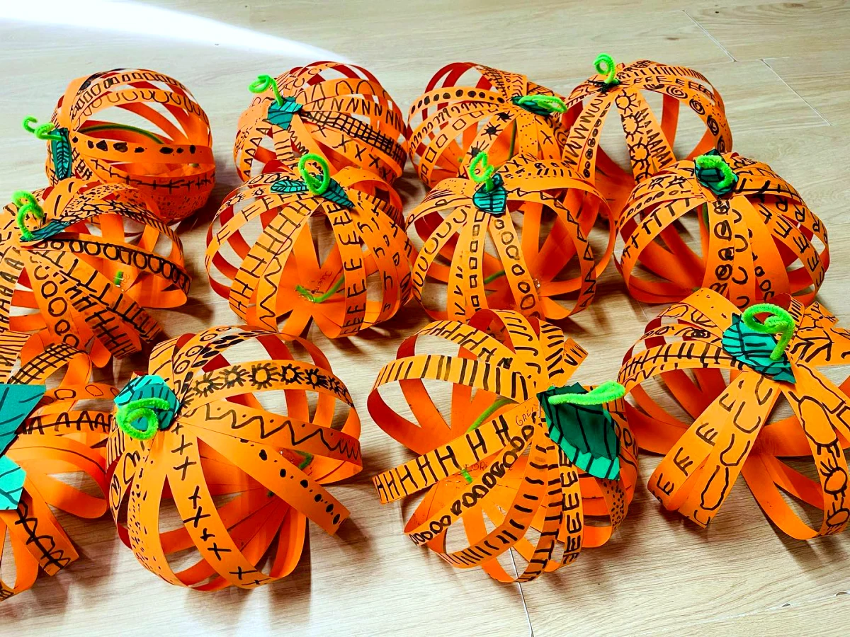 deco avec du papier pour halloween citrouilles avec du papier orange