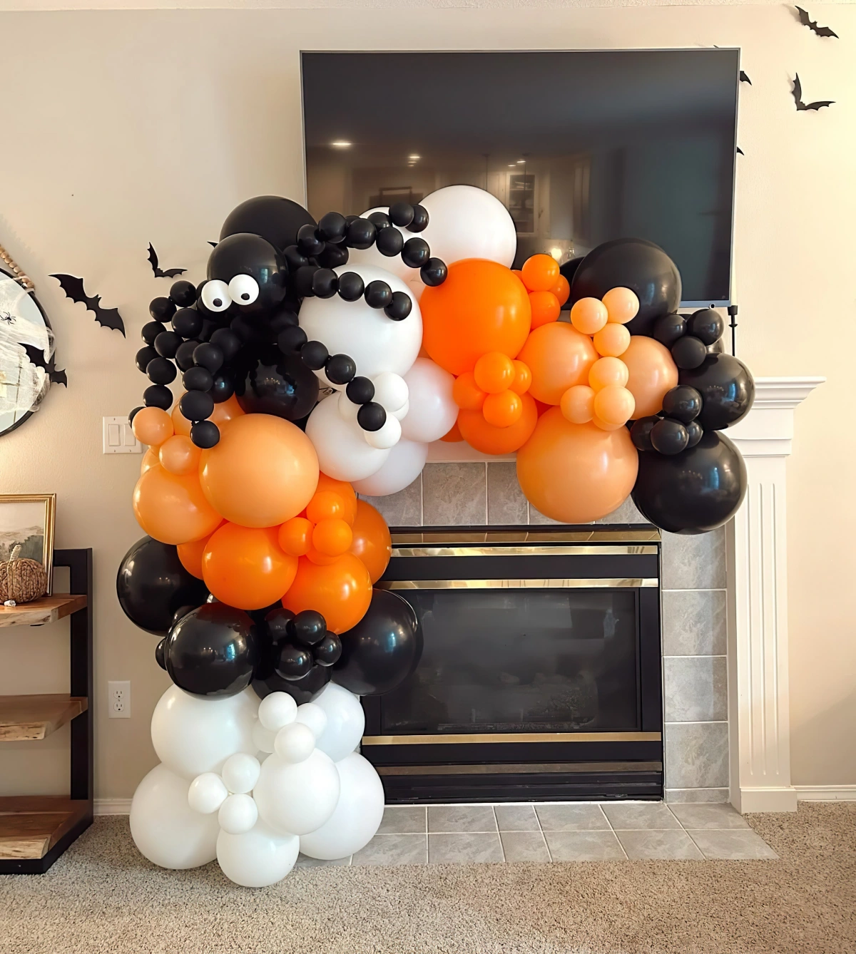 deco cheminee avec ballons orange noir figurine araignee